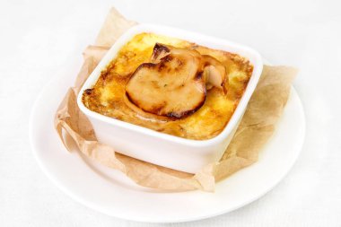 Kızarmış kabuk üzerinde yuvarlak duruyor derin plaka ile pişmiş yemek