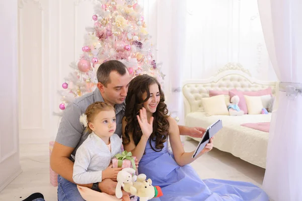 Família moderna conversa com parentes no Skype no quarto espaçoso — Fotografia de Stock