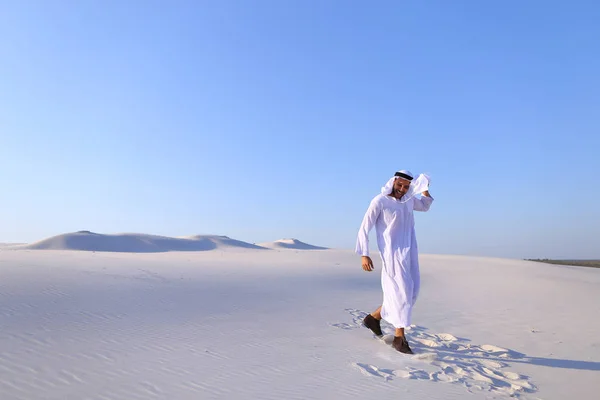 Szczęśliwy, Arab idzie w środku białej pustyni i cieszy się o życie — Zdjęcie stockowe