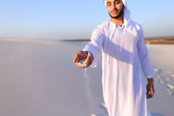 Primo piano di ritratto e le mani del giovane ragazzo arabo in sabbia d — Foto Stock