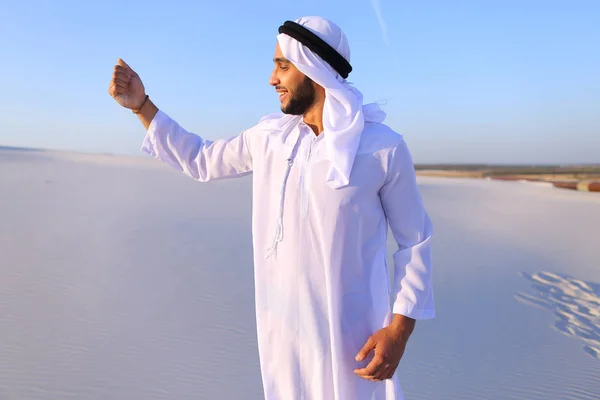 Retrato de homem muçulmano no deserto arenoso na tarde de verão clara — Fotografia de Stock
