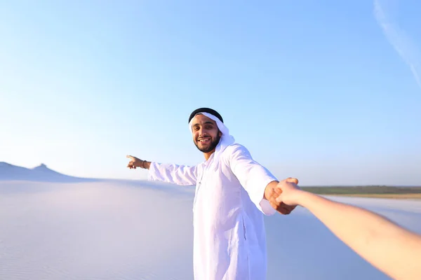 Porträt der schönen Emirat männlichen Reiseleiter, der Woma hält — Stockfoto