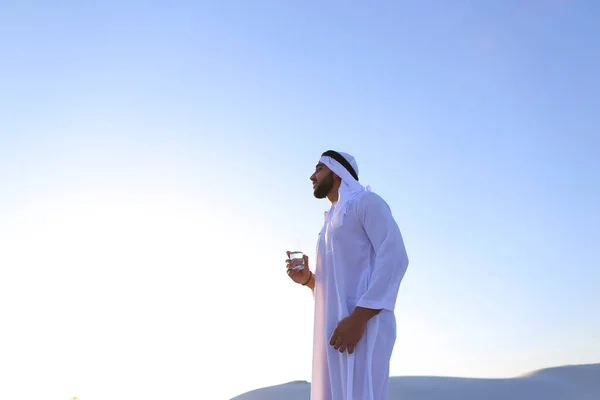 A frissesség, a férfi muzulmán közepén a száraz éghajlat, s lélegzet — Stock Fotó