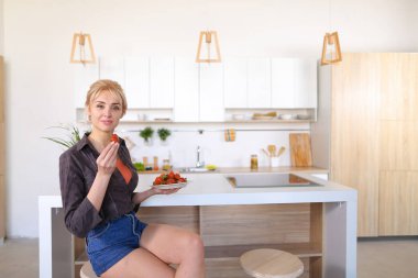 Çekici kız aittir ve Çileğin mevcut, yürüyüşleri sever bir