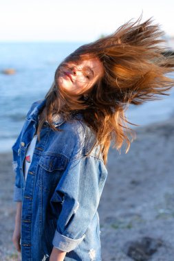 Mutlu genç erkek saç geliştirir ve kamera, ayakta o pozlar