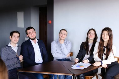 Yöneticileri iki erkek ve kadın possing içinde fotoğraf makinesi ve güleryüzlü bro