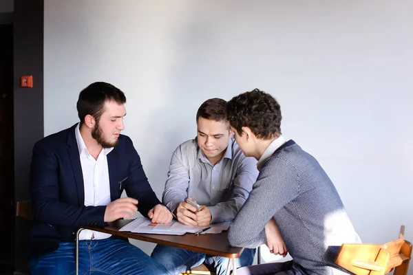 Les jeunes entrepreneurs et partenaires masculins sont engagés dans la résolution de bus — Photo