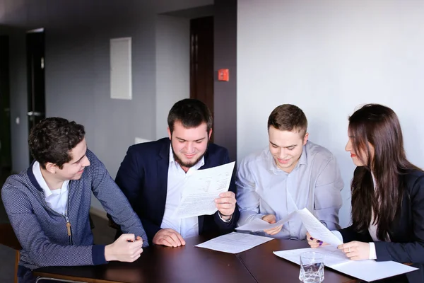 男人和女人的四个同事聚集在办公室的会议 — 图库照片