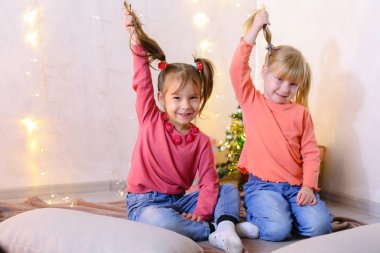 Aktif küçük çocuklar kız gülmek ve Road'daki oturan