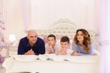 Yatak, anne ve baba çocukları ile yalan dostu aile sohbetleri