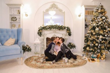 Güzel bir kadın ve iki erkek çocuk exchang ile bakım anne