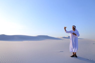 Neşeli Arap erkek turist aramalar arkadaş Skype hücre ve sho