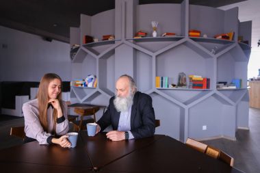 Senescent erkek ile kadın çalışan çay için bre sırasında bir araya geldi