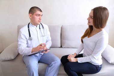 Kız erkek doktor tedavi reçete görmeye geldim. Adam ve w