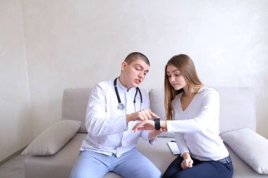 Kız için patie açıklar akıllı erkek Doktor, portreler