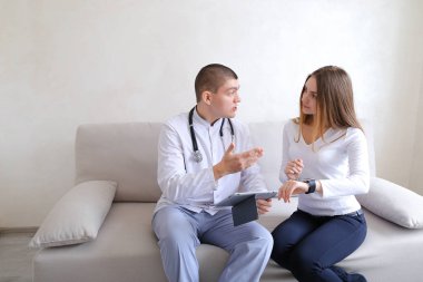 Hasta kız ve erkek doktor kırıkçı becerikli alet ile. Of