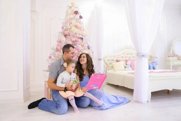 Vrolijke familie plezier samen ontspanning, lachen en glimlachen in — Stockfoto