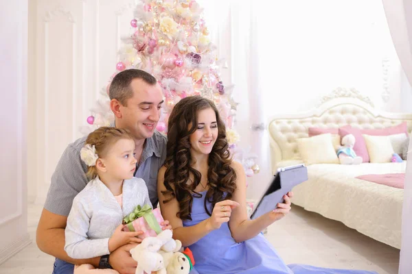 Współczesna rodzina rozmawia z krewnych na Skype w przestronnej sypialni — Zdjęcie stockowe