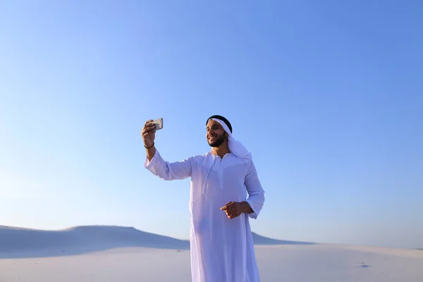 Porträtt av arabisk sheikh man med gadget som kommunicerar i — Stockfoto