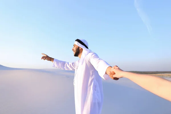Retrato da bela Emirado guia turístico masculino, que detém woma — Fotografia de Stock