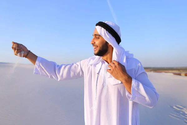 Ritratto di uomo musulmano nel deserto sabbioso nel limpido pomeriggio d'estate — Foto Stock