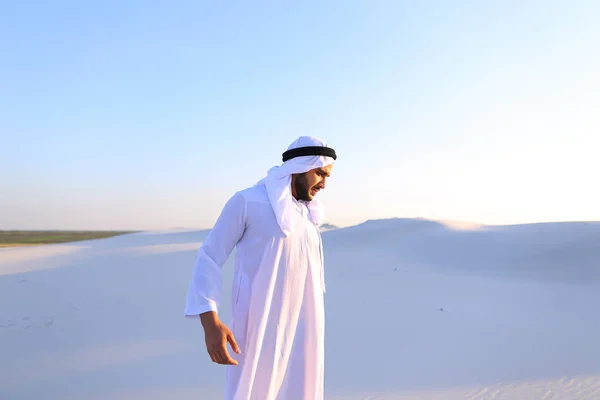 Handsome Arab sheik suffers from discomfort in back, standing in — Stock Photo, Image