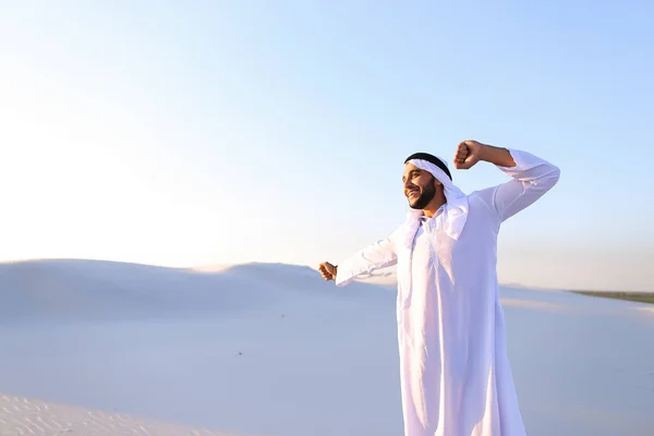 Mutlu Müslüman adam çölün expanses yürür ve ile aittir — Stok fotoğraf
