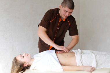 Göbek c nazik el hareketleri ile güçlü erkek masör kneads