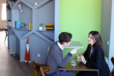 Genç erkek ve kadınların iletişim ve sırları, içinde oturan paylaşımı