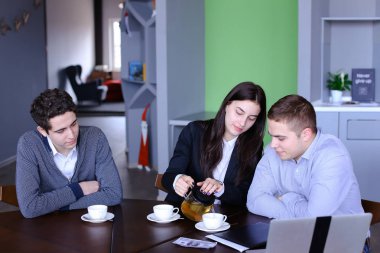 Üç başarılı meslektaşları, kız ve iki adam, içinde eser Özetle