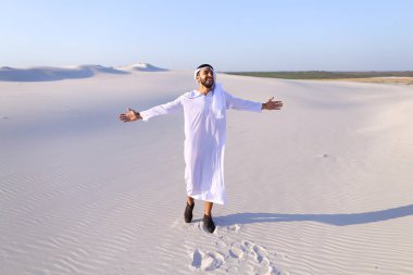 Mutlu Arap babası beyaz çöl ortasında yürüyor ve yaşam o sever