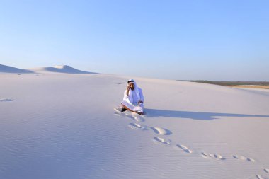Kendine güvenen erkek Emirliği Oluşturucusu cep üzerinde müşteri ile konuşuyor.,