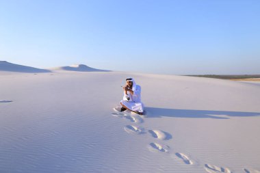 Kendine güvenen erkek Emirliği Oluşturucusu cep üzerinde müşteri ile konuşuyor.,