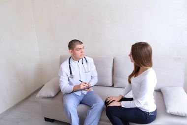 Kız erkek doktor tedavi reçete görmeye geldim. Adam ve w