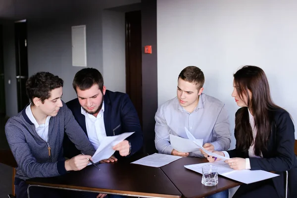 男人和女人的四个同事聚集在办公室的会议 — 图库照片