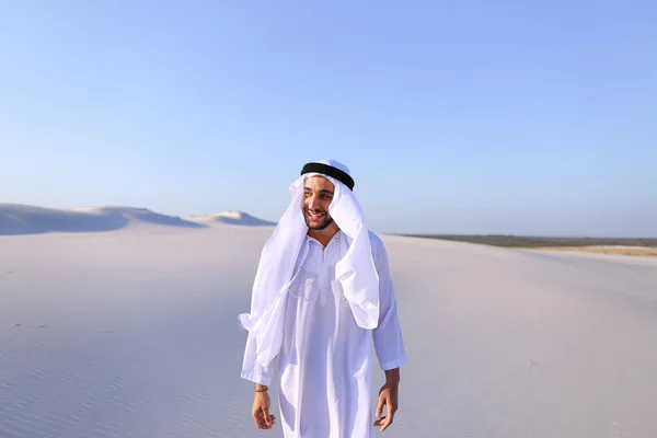 Joven emirato masculino se regocija en la vida y camina a través de extensiones o — Foto de Stock