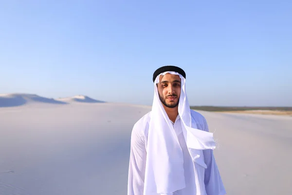 Young male emirate rejoices in life and walks through expanses o — Stock Photo, Image