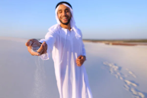 Nahaufnahme des Portraits und der Hände eines jungen Arabers im Sandstrand — Stockfoto