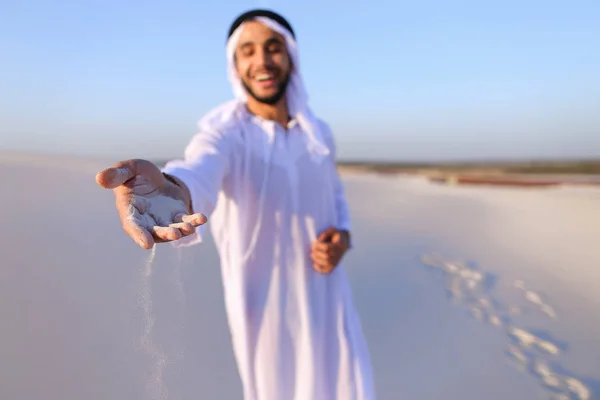 초상화와 모래 d에서 젊은 아랍 남자의 손을 클로즈업 샷 — 스톡 사진