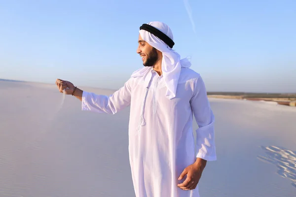 Retrato del hombre musulmán en el desierto de arena en la tarde clara de verano — Foto de Stock