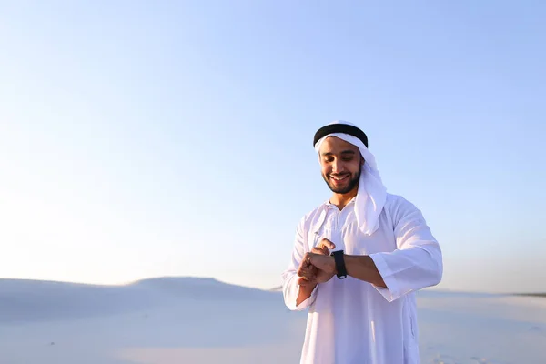 Retrato de belo empresário árabe que experimentando novo iWatc — Fotografia de Stock