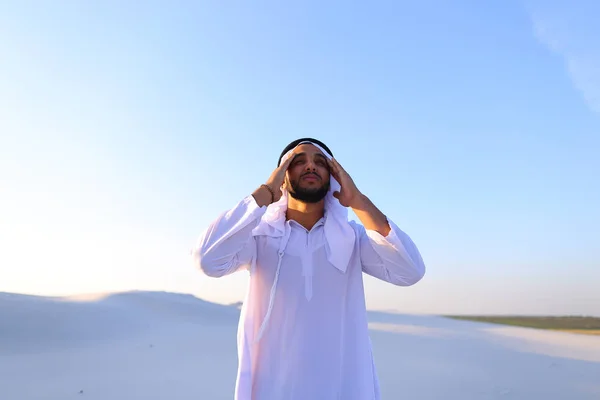 Muslim man feels headache and general malaise, suffers from stan — Stock Photo, Image