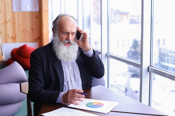 Voormalig oude mannen oproep aan partner met slimme telefoon met behulp van nieuwe techn — Stockfoto