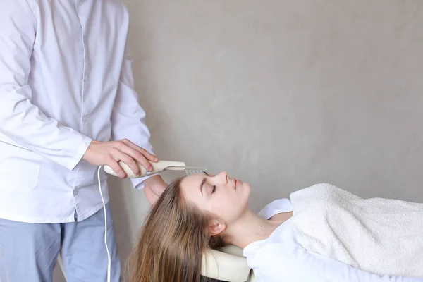 Dostojny mężczyzna mężczyzna kosmetolog sprawia, że masaż głowy ze specjalnymi — Zdjęcie stockowe