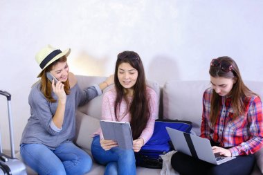 Üç genç kadın kız kardeşi araçları kullanmak ve her ile iletişim