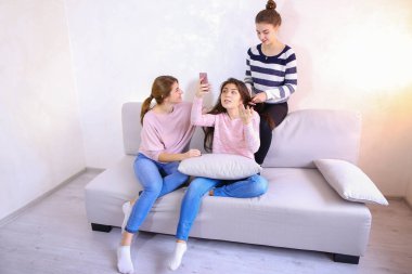 Şirin kız arkadaşlar kız tarihte toplamak ve güzel bakmak yardımcı