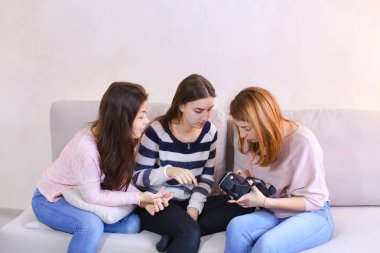 Çağdaş kadın eğitim ve paralel gerçeklik dikkat yeni gözlük göster