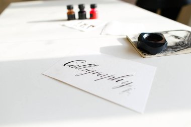 Kaligrafi yazıt üzerinde siyah mürekkep ile güzel kartpostal