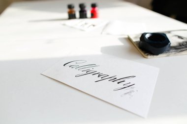 Kaligrafi yazıt üzerinde siyah mürekkep ile güzel kartpostal