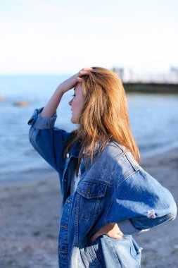 Mutlu genç erkek saç geliştirir ve kamera, ayakta o pozlar